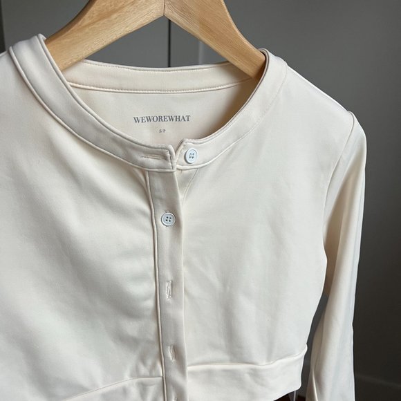 WEWOREWHAT Active Cropped Cardigan in Cream - Picture 6 of 8